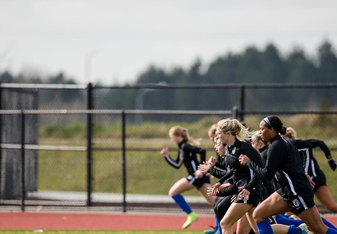 L'effectif de l'OL Reign à l'entraînement sous ses nouvelles couleurs en attente de la reprise des activités sportives aux Etats-Unis