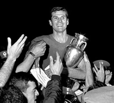 Giacinto Facchetti soulève le trophée de l'Euro après la finale à Rome en juin 1968