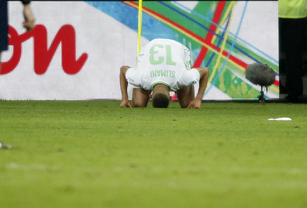 Islam Slimani célèbre un but historique : en égalisant de la tête face à la Russie (1-1), il permet à son pays de disputer le premier huitième de finale de son histoire en Coupe du monde. [Imago/One Football]