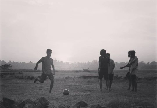 Des jeunes jouent au foot au Kenya
