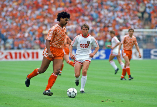 Frank Rijkaard, l'une des figures du onze des Pays-Bas, ici lors de la finale de l'Euro 1988, remportée 2-0 face à l'URSS. [Imago / One Football]